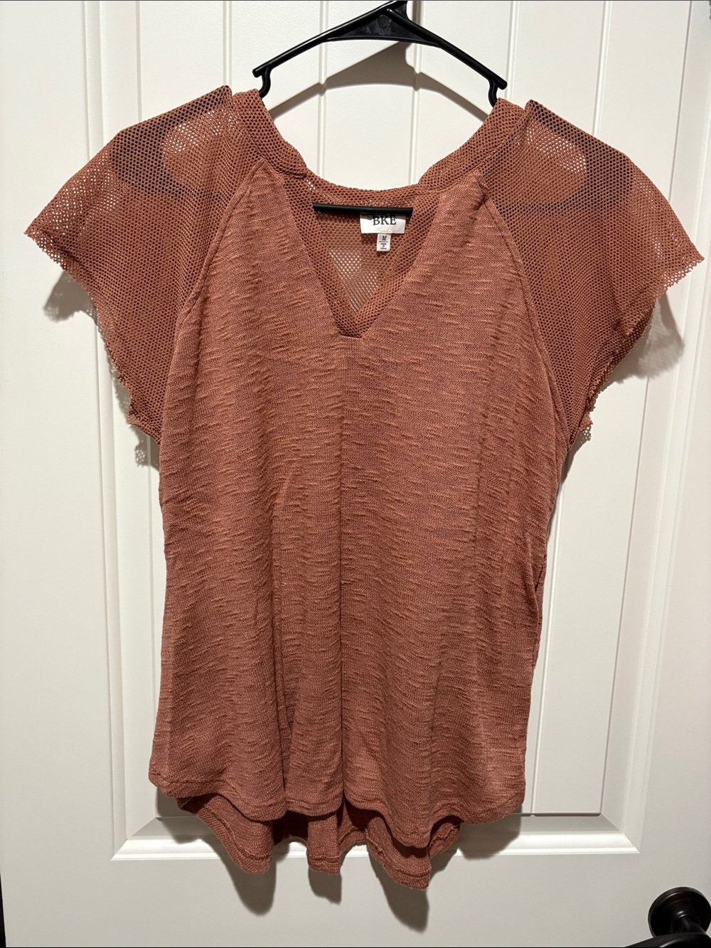 BKE Women's Rust Mesh-Sleeve V-Neck Tee